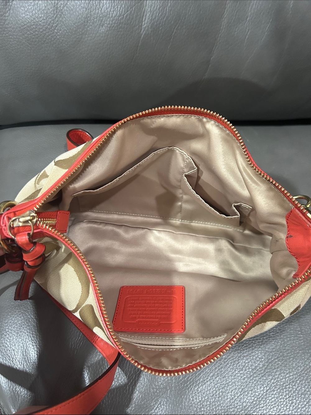 Coach Signature Hobo crossbody bag GUC - Picture 14 of 16